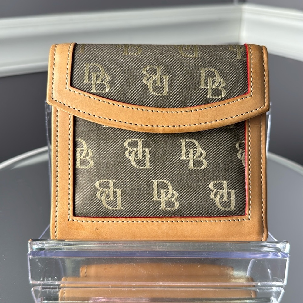 EUC Dooney & Bourke leather and canvas monogram wallet with kiss lock on back